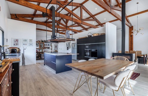 Arrabal Villa | Contemporary rural villa with large wooden beams with artistic accents