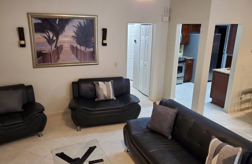 Southside House | Contemporary single house located in a quiet, safe, & beautiful neighborhood.