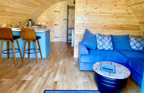 Alford Cottage | Contemporary, spacious and stylish retreats with one double bedroom and one twin bedroom.