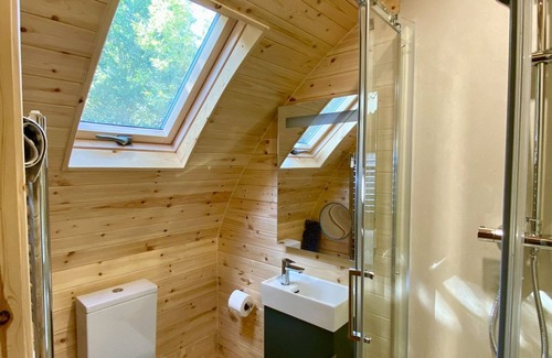 Alford Cottage | Contemporary, spacious and stylish retreats with one double bedroom, one twin bedroom and sofa which