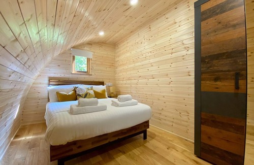 Alford Cottage | Contemporary, spacious and stylish retreats with one double bedroom, one twin bedroom and sofa which