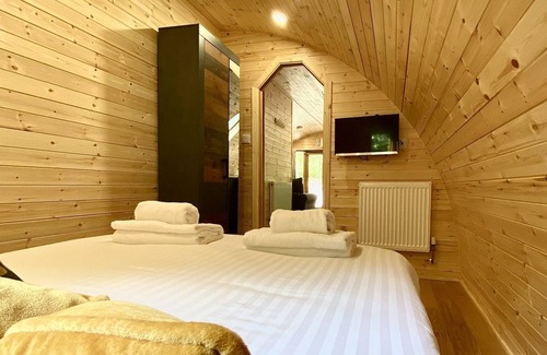 Alford Cottage | Contemporary, spacious and stylish retreats with one double bedroom, one twin bedroom and sofa which