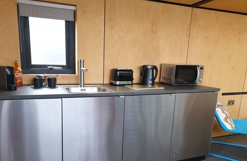 Winscombe Apartment | Contemporary studio, free parking and wifi