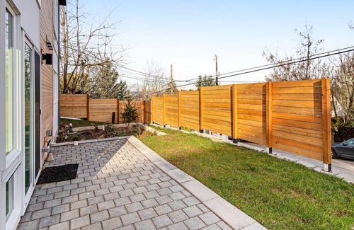 Stevens House | Contemporary townhome near Lake Washington and downtown with private w/d