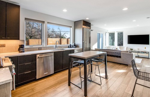 Stevens House | Contemporary townhome near Lake Washington and downtown with private w/d