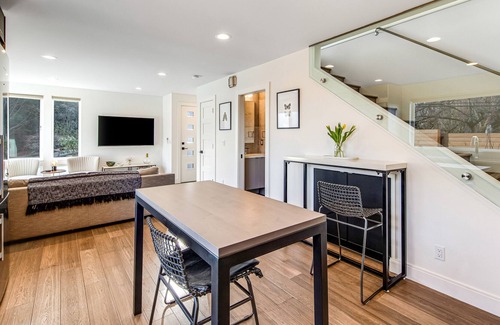 Stevens House | Contemporary townhome near Lake Washington and downtown with private w/d
