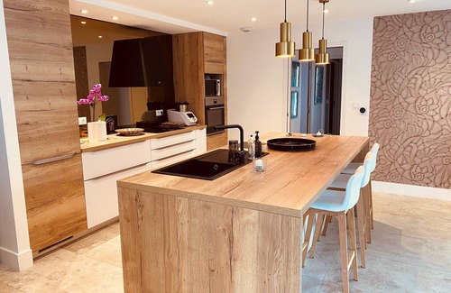 Montelimar Villa | Contemporary villa in Drôme Provençale with swimming pool close to amenities