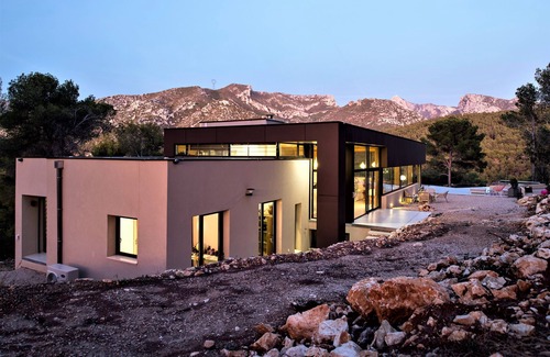 Gemenos Villa | Contemporary villa with 360° views on mountains and only 18 kms from the beaches