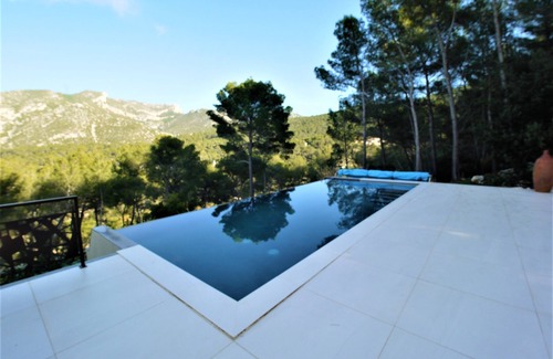 Gemenos Villa | Contemporary villa with 360° views on mountains and only 18 kms from the beaches