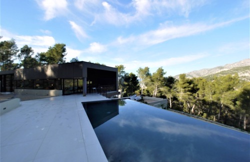 Gemenos Villa | Contemporary villa with 360° views on mountains and only 18 kms from the beaches
