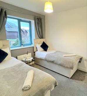 Milton Keynes House | Contractor Accommodation Specialist, 3 bedroom house with FREE Parking, Wifi & Netflix!