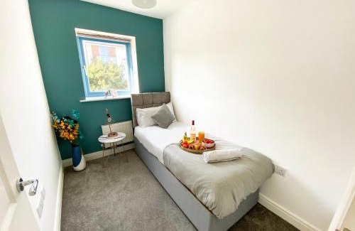 Milton Keynes House | Contractor Accommodation Specialist, 3 bedroom house with FREE Parking, Wifi & Netflix!