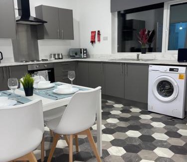 Blyth House | Contractor and Relocation Haven Sleeps 10 with Parking and Superfast WiFi
