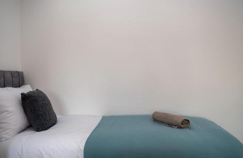 Blyth House | Contractor and Relocation Haven Sleeps 10 with Parking and Superfast WiFi