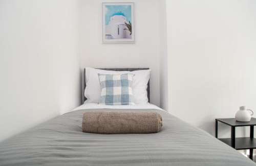 Blyth House | Contractor and Relocation Haven Sleeps 10 with Parking and Superfast WiFi