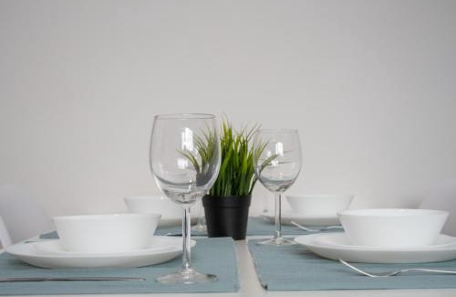 Blyth House | Contractor and Relocation Haven Sleeps 10 with Parking and Superfast WiFi