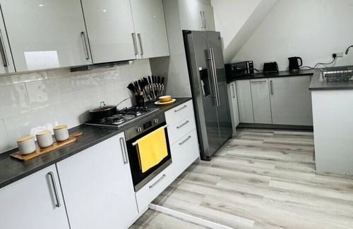 Borehamwood House | Contractor + Business Stays | Sleeps 7 | 20% OFF
