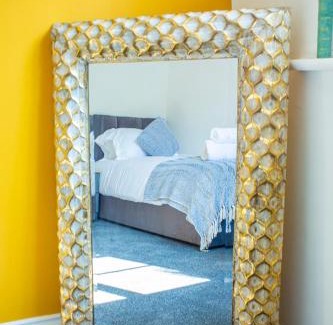 Willesborough House | Contractor-Friendly Ensuite House with Parking by Mesh Accommodation