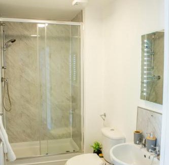 Willesborough House | Contractor-Friendly Ensuite House with Parking by Mesh Accommodation