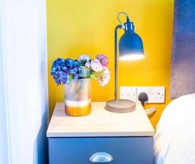 Willesborough House | Contractor-Friendly Ensuite House with Parking by Mesh Accommodation