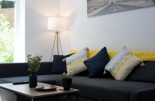 Peterborough Apartment | Contractor Stays - Close to City Centre - Private Secure Parking - Sleeps up to 5