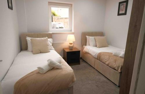 Peterborough Apartment | Contractor Stays - Close to City Centre - Private Secure Parking - Sleeps up to 5