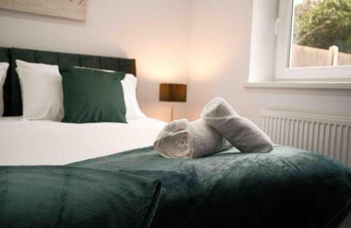 Peterborough Apartment | Contractor Stays - Close to City Centre - Private Secure Parking - Sleeps up to 5