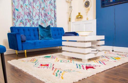 Wakefield House | Contractors 4bed Sleeps8 Groups Spacious Parking WIFI SmartTV