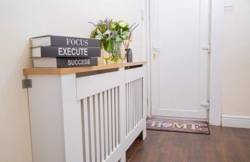 Wakefield House | Contractors 4bed Sleeps8 Groups Spacious Parking WIFI SmartTV