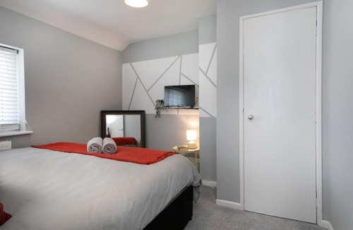 Bishop's Cleeve House | *Contractors, Holidays, Races, 25% off long stays*