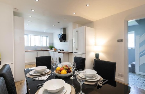 Bishop's Cleeve House | *Contractors, Holidays, Races, 25% off long stays*