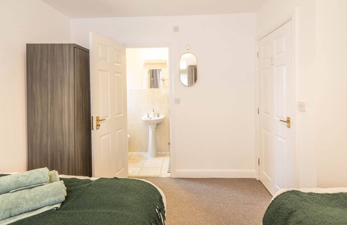 Oldbury House | Contractors/large groups - house