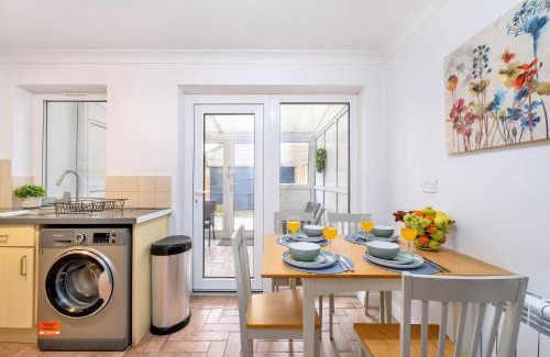Peterborough House | Contractors Welcome to Chantry close stay!