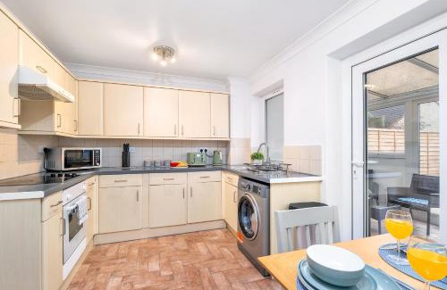 Peterborough House | Contractors Welcome to Chantry close stay!