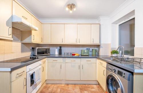 Peterborough House | Contractors Welcome to Chantry close stay!