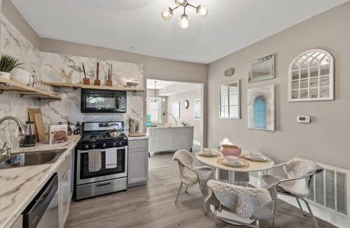 Meridian-Kessler Apartment | Convenient 2BR Near Convention & Hospitals