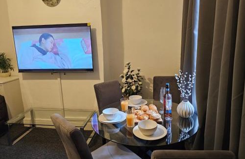 Preston House | Convenient 3 bed, Pr1 near Uclan n Train station