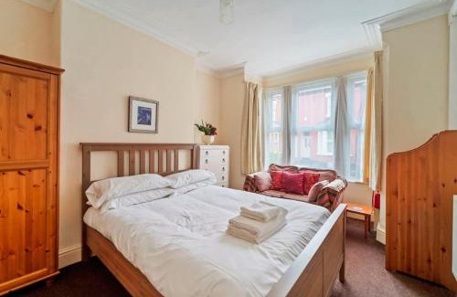 Wolverhampton House | Convenient 4 Bed Homely Retreat in Wolverhampton