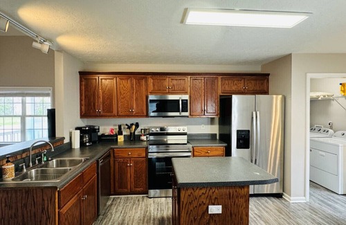Augusta House | Convenient 4B/3b home & 2 car garage