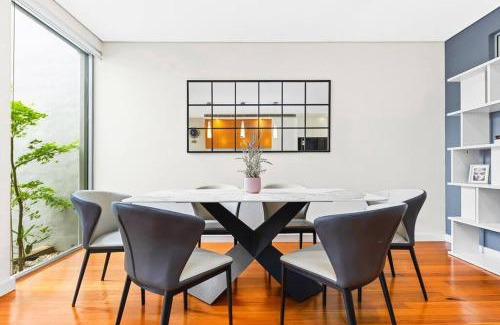 Eastlakes House | Convenient 4BR with Private Pool close to Airport