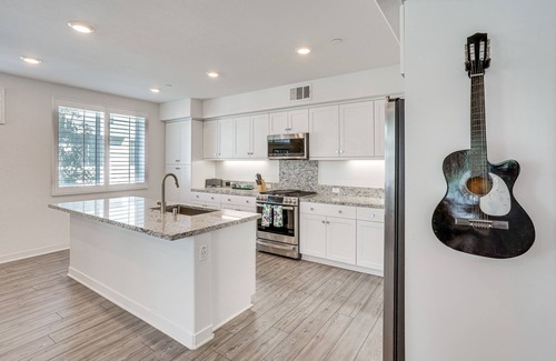 Platinum Triangle Condo | Convenient Anaheim Condo: Walk to Angel Stadium