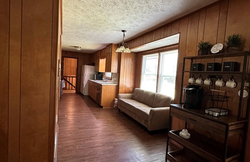 Jonesboro House | Convenient and Charming 3-bedroom house with basement in Atlanta’s Suburbs
