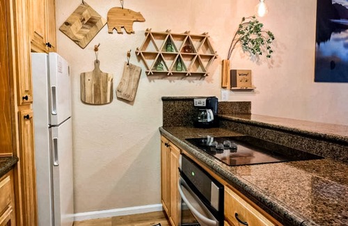 Shaver Lake Apartment | Convenient condo near Shaver Lake & China Peak with pool & hot tub