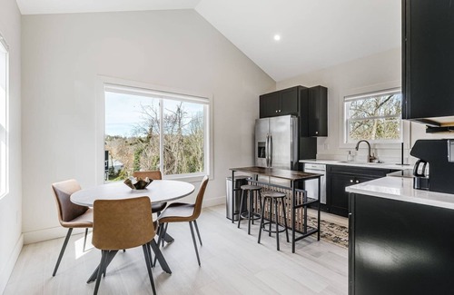 Kenilworth House | Convenient Downtown 1-Bed Home, Extended Stays & Pet-Friendly