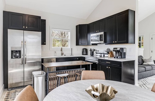 Kenilworth House | Convenient Downtown 1-Bed Home, Extended Stays & Pet-Friendly