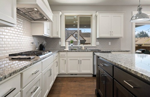 Felida House | Convenient Family Stay Close to Everything!