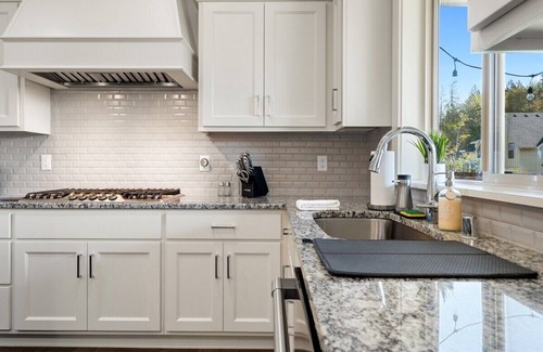 Felida House | Convenient Family Stay Close to Everything!