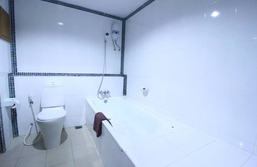 Srisa Chorakhe Noi Hotel | Convenient Grand Hotel by Zuzu