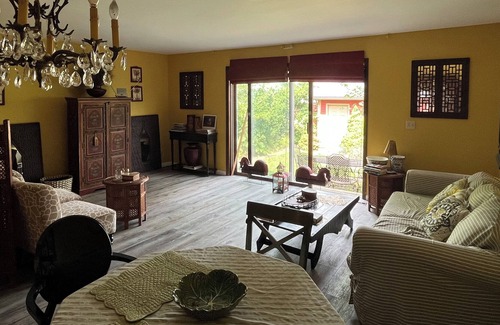 Summit - University House | Convenient Home Near The Best Restaurants and Bars! 3 Beds + Free Coffee