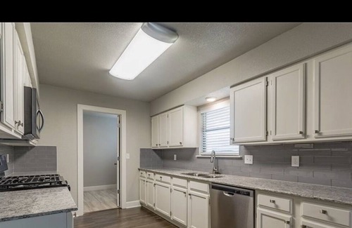 Lowell House | Convenient I-49 Cozy Home